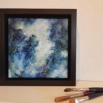 Œuvre de 20 x 20 cm, technique mixte/ toile de lin ( Encadrement noir de 25 x 25 cm _ 4,5 cm d'épaisseur.)