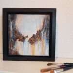 Œuvre de 20 x 20 cm, technique mixte/ toile de lin ( Encadrement noir de 25 x 25 cm _ 4,5 cm d'épaisseur.)