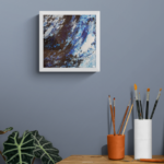 25 x 25 cm sur toile de lin libre, sans châssis. Encadrement Blanc de 2cm d'épaisseur..